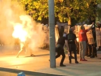 HAOS NA ULICAMA BEOGRADA: Kordoni policije jurišaju na demonstrante, bačen plin koji osljepljuje ljude u centru grada (VIDEO)
