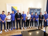 KONAKOVIĆ URUČIO DIPLOMATSKE PASOŠE ZMAJEVIMA: 'Najbolji ambasadori' (FOTO)