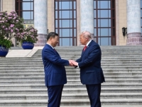 TRUMP I XI RUKOVALI SE 10 SEKUNDI, STRUČNJACI UKAZALI NA VAŽAN DETALJ: 'Ovo kod Trumpa ne viđamo često...' (VIDEO)
