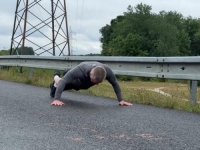 SLOVAČKI PREMIJER POKAZIVAO MIŠIĆE PRED KAMERAMA: Bacio se na sklekove... (VIDEO)
