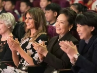 DRAMA U PEKINGU: Trump izašao iz aviona, a svi su gledali u ono što se nalazi iza njega – gdje je nestala Melania?