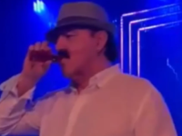 HARIS POTPUNO SLOMLJEN: Utučen i neraspoložen na nastupu, ne ispušta čašu iz ruku: 'Vidi se da čovjeku nije lako' (VIDEO)