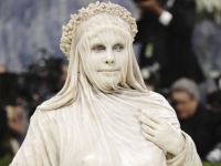 JE LI OVO ČOVJEK ILI KIP?: Heidi Klum šokirala Met Galu transformacijom o kojoj svi pričaju (FOTO)
