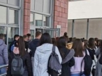 UČENIK UDARIO SJEKIROM DRUGA IZ ODJELJENJA: Užas u školi, svađa se nastavila na ulici, a onda pala krv
