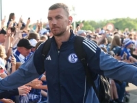 LUDNICA NA VELTINS ARENI: Edin Džeko se vratio na teren nakon teške povrede ramena, pogledajte trenutak kada je cijeli stadion ustao na noge (VIDEO)