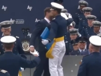 POGLEDAJTE KAKO SE POTPREDSJEDNIK SAD-a J.D. VANCE POZDRAVIO: Njegovo obraćanje privuklo je veliku pažnju javnosti (VIDEO)