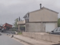 HAOS NA CESTI: Kamion proklizao i zabio se u zid, objavljena snimka (VIDEO)