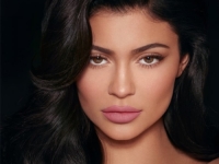 INSTAGRAM GORI: Kylie Jenner pokazala obline u izazovnoj crnoj haljini (FOTO)