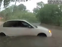 'IMAMO BEBU U AUTU': Roditelji bili zarobljeni sa djetetom u kolima u vodi, spaseni U POSLJEDNJOJ SEKUNDI (VIDEO)