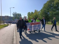 UZ ZVUKE PIŠTALJKI I SIRENA ZA UZBUNU: Počeo Prvomajski skup podrške radnicima Nove Željezare u Zenici...