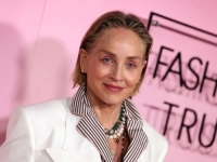 68 GODINA I IZGLEDA OVAKO: Sharon Stone u bijelom odijelu i dugoj kosi kakvu nije nosila od 1998. – modni mediji već biraju epitete