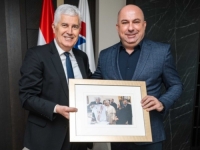 ZNA SE KO JE GAZDA: Bilbija i Lasić donijeli Čoviću u stranačku centralu (FOTO)