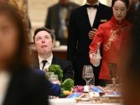 ŠTA SE DEŠAVA SA OVIM ČOVJEKOM: Elon Musk izvodio čudne grimase u Pekingu... (VIDEO)