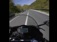 PROCURIO SNIMAK UŽASNE NESREĆE KOD KONJICA: Šta se dogodilo sa motoristom pa je ovako izgubio kontrolu? (VIDEO)
