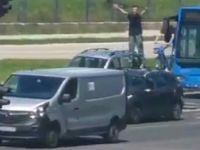 NEVJEROVATNE SCENE U ZAGREBU: Muškarac skakao po autima nasred avenije, građani ga savladali (VIDEO)