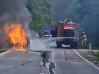 DRAMA KOD GORNJEG VAKUFA: Vatra 'progutala' automobil, blokiran saobraćaj... (VIDEO)