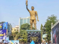 NEVJEROVATNO: Ruši se kip Lionela Messija visok 20 metara... (FOTO)