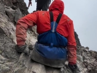 NEVJEROVATAN PODVIG ALPINISTE: Popeo se na Mount Everest samo sa rukama (VIDEO)
