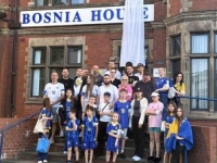 NI U UJEDINJENOM KRALJEVSTVU SE NE ZABORAVLJA RATNI ZLOČIN: Na Bosanskoj kući u Birminghamu istaknuta bijela zastava u znak sjećanja na žrtve Prijedora