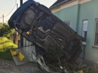 NESREĆA U RANIM JUTARNJIM SATIMA: Vozačica (29) se automobilom zabila u porodičnu kuću (FOTO)