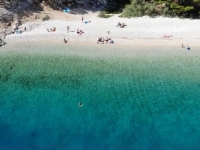 DRAMA NA NUDISTIČKOJ PLAŽI KOD MAKARSKE: Mladić uzeo sjekiru i uklonio table – fizioterapeut iz BiH na kraju oslobođen, a mještanin platio 300 eura
