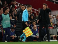SUDIJE POMOGLE ARSENALU NA PUTU DO FINALA?: Simeone divljao pored terena pa napao starog prijatelja... (VIDEO)