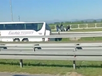 UŽASNE SCENE IZ SRBIJE: Autobus pun putnika sletio s kolovoza, putnici se nalaze...