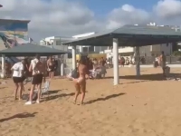 DRAMA NA PLAŽI U IZRAELU: Hezbollahove rakete pale nekoliko metara od kupača, ljudi panično bježali prema zaklonu (VIDEO)