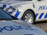 PROCURILI JEZIVI DETALJI: Majka kraj ceste ostavila dvoje male djece, uhapšena je...