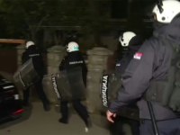 POTPUNI HAOS U SRBIJI: Niz incidenata i otmica, građani opkolili automobil, došlo do sukoba s policijom...
