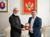VELIKO PRIZNANJE ZA BH. MUZIČARA: Dino Merlinu uručen medaljon Ivana Crnojevića