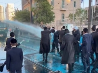 HAOS NA ULICAMA JERUSALEMA: Policija vodenim topovima na demonstrante, a oni odgovorili plesom dok ih zasipaju mlazovima - cijeli grad u BLOKADI (VIDEO)