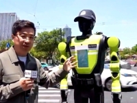 TEHNOLOŠKA REVOLUCIJA U KINI: Humanoidni roboti preuzeli kontrolu nad saobraćajem, stižu i policijska pojačanja