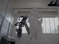 MICHELANGELU JE TREBALO TRI GODINE, NJEMU SAMO 15 DANA: Nestvarne snimke robota koji pretvara mramorne gromade u remek-djela visoke preciznosti (VIDEO)