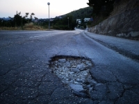 HIT IZ MOSTARSKE ULICE: Rupa na cesti dobila 'modernu signalizaciju', pogledajte šta su mještani stavili umjesto znaka! (FOTO)