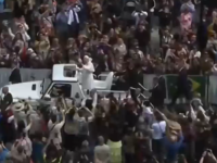 SPEKTAKULARAN DOČEK U VATIKANU: Orkestar priredio neviđen show uz hitove grupe ABBA, papa Lav oduševio masu (VIDEO)