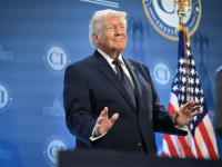 TRUMP NE PRESTAJE DA ŠOKIRA: Objavio novčanice sa svojim likom, a onda brutalno ponizio Bidena, Obamu i Pelosi (FOTO)