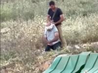 UŽASAN SNIMAK SA ZAPADNE OBALE: Naoružani izraelski doseljenik vezao palestinskog farmera, vojska ignorisala incident (VIDEO)
