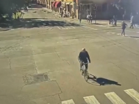 POGLEDAJTE TRENUTAK UŽASA: Divljački se autom zaletio u pješake, krvavi pir snimile nadzorne kamere (VIDEO)