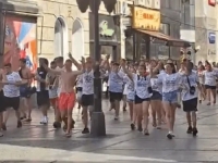 FINALNI, SAVRŠENO OBLIKOVANI PROIZVOD DRŽAVNE POLITIKE: Maturanti u centru Beograda skandirali ime ratnog zločinca Ratka Mladića (VIDEO)