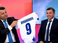 ŽESTOK OKRŠAJ SEVLIDA I NEBOJŠE: Hurtić poklonio Vukanoviću bijeli dres nogometne reprezentacije BiH, a ovaj mu odgovorio - 'Bio si oficir Armije RBiH, sad si Dodikov igrač' (VIDEO)