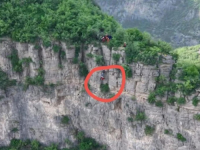 ČUDO U KINI: Turista pao sa litice visoke 200 metara i preživio (VIDEO)