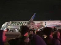 HOROR NA AERODROMU: Avion tokom polijetanja usisao osobu u motor, izbio požar dok je u kabini bilo 224 putnika