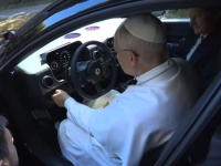 UMJESTO PAPAMOBILA – FERRARI: Papa Lav XIV u prvom potpuno električnom Ferrarijevom automobilu