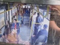 STRAVIČAN SNIMAK UDESA: Zbog neopreznog vozača automobila autobus se zakucao u stub, devet osoba povrijeđeno (VIDEO)