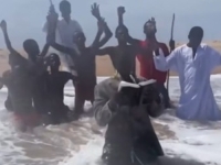 MISLIO JE DA JE MOJSIJE: Nigerijski pastor je pokušao razdvojiti more, ali mu se nije dalo... (VIDEO)