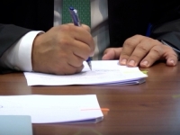 SVIJET FOTELJA I MILIONSKI TENDERI U BiH: Više od 1.300 funkcionera istovremeno sjedi na više pozicija i prkosi zakonu (VIDEO)