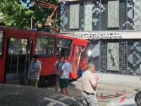 TRAMVAJ ISKOČIO IZ ŠINA U BEOGRADU I UDARIO U ZGRADU: 13 povrijeđenih u stravičnoj nesreći (VIDEO)