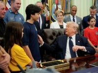 TRUMP OKUPIO DJECU OKO SEBE, PA PORUČIO: 'Luđaci u Iranu neće imati nuklearno oružje' (VIDEO)