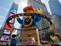 NOVI VIRALNI LEGO VIDEO: Amerika tone, Trump s obale posmatra (VIDEO)